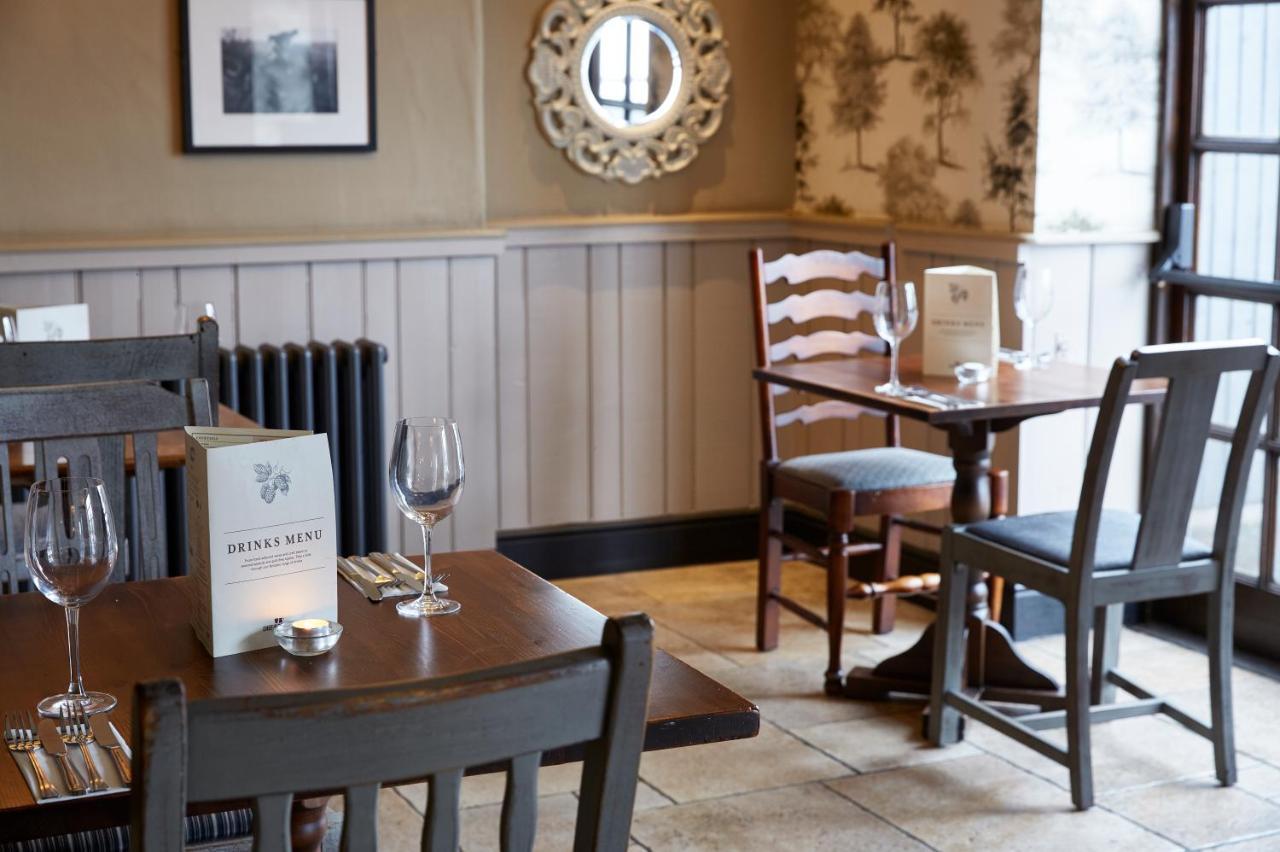 ホテル Crossroads By Chef & Brewer Collection Weedon Bec エクステリア 写真