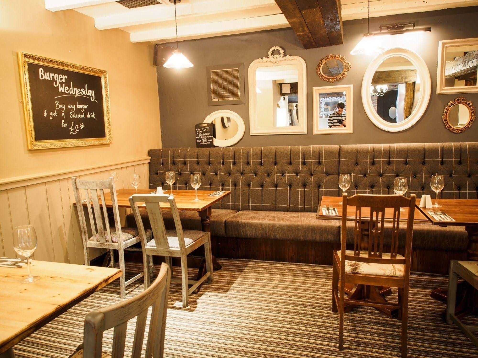 ホテル Crossroads By Chef & Brewer Collection Weedon Bec エクステリア 写真